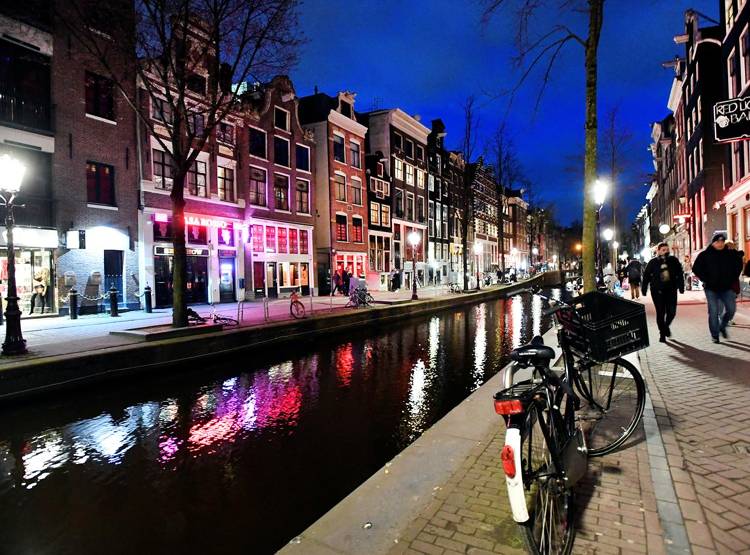 चीन से 100 गुना कम आबादी वाला देश, कोरोना से मौतों में निकला आगे