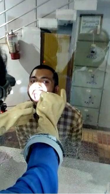 ऐसे लिया जाता है कोरोना टेस्ट के लिये सैंपल! वीडियो वायरल