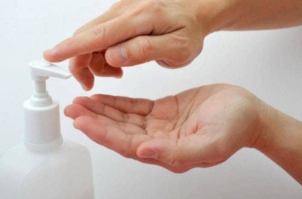 लॉकडाउन में नहीं मिल रही शराब, पी गया सैनिटाइजर और फिर...