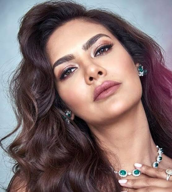 ईशा ने बॉयफ्रेंड संग रिलेशन को किया इंस्टा ऑफ‍िश‍ियल, सामने आई फोटो