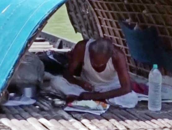 गांव में नहीं मिली एंट्री तो बुजुर्ग ने नाव पर खुद को किया क्वारनटीन