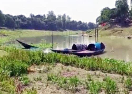 गांव में नहीं मिली एंट्री तो बुजुर्ग ने नाव पर खुद को किया क्वारनटीन