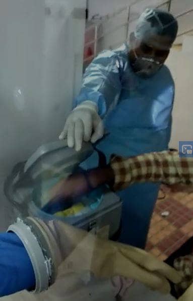 ऐसे लिया जाता है कोरोना टेस्ट के लिये सैंपल! वीडियो वायरल