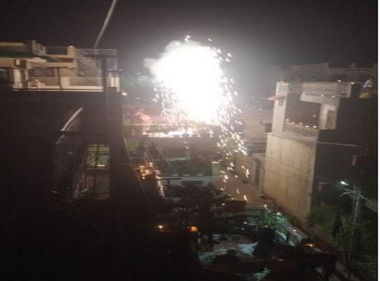 कोरोना के खिलाफ जंग को लोगों ने दिवाली में बदला, जमकर की आतिशबाजी