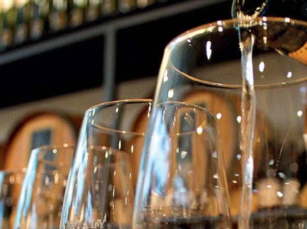 लॉकडाउन में मजदूरों को बांट रहा था शराब, TikTok ने पहुंचा दिया हवालात