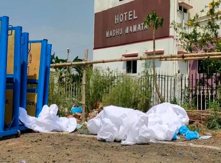 सड़क पर छोड़ दिए PPE किट, कई लोगों में दिखे कोरोना के लक्षण