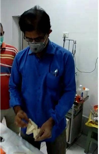 ऐसे लिया जाता है कोरोना टेस्ट के लिये सैंपल! वीडियो वायरल