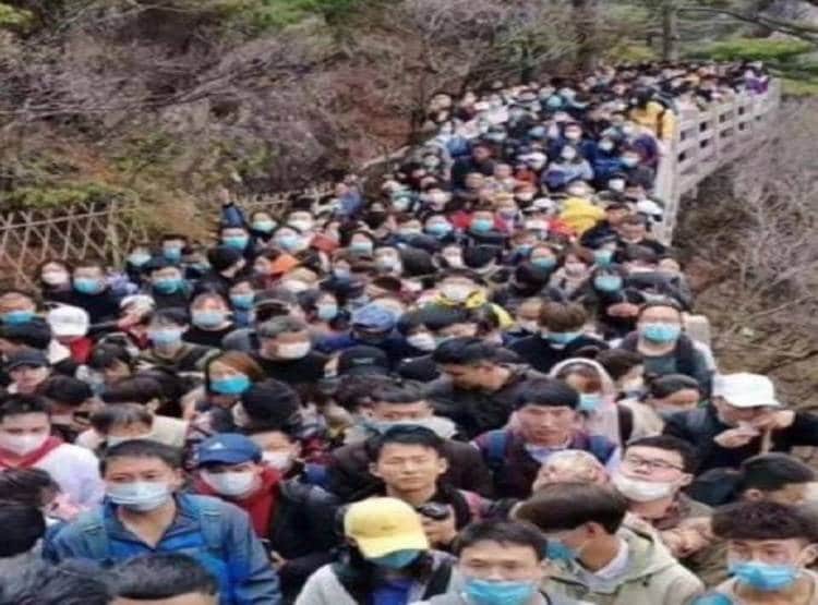 लॉकडाउन के बीच चीन के पर्यटन स्थल पर भीड़, कोरोना फैलने की आशंका