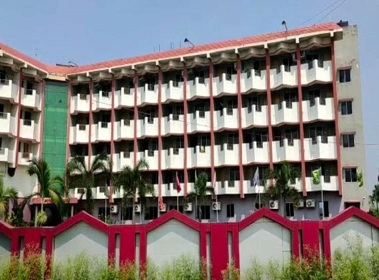 सड़क पर छोड़ दिए PPE किट, कई लोगों में दिखे कोरोना के लक्षण