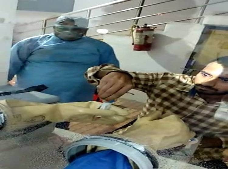 ऐसे लिया जाता है कोरोना टेस्ट के लिये सैंपल! वीडियो वायरल