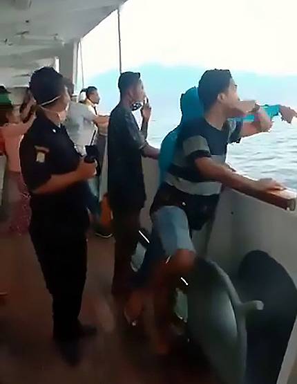 पता चला फेरी पर कोरोना संक्रमित लोग हैं तो समुद्र में कूदे यात्री