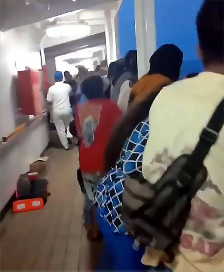 पता चला फेरी पर कोरोना संक्रमित लोग हैं तो समुद्र में कूदे यात्री