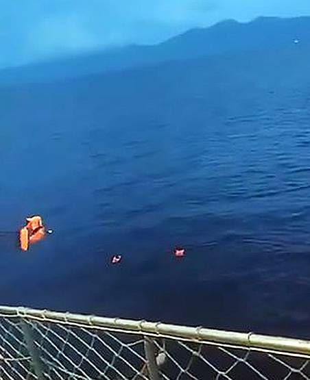 पता चला फेरी पर कोरोना संक्रमित लोग हैं तो समुद्र में कूदे यात्री