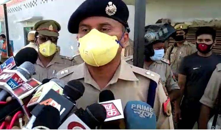 लॉकडाउन का पालन करवाने गांव पहुंची पुलिस, लोगों से हुई झड़प