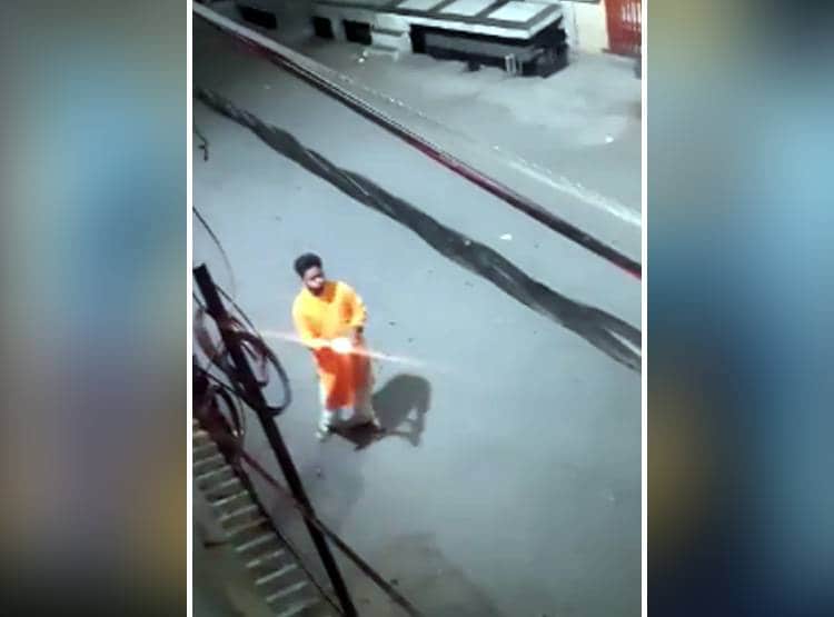 दीये जलाने की जगह मुंह से उगल रहा था आग, दाढ़ी हुई खाक