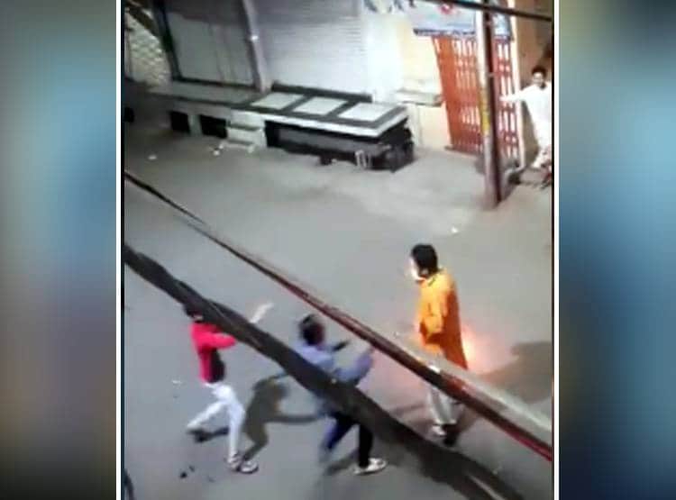 दीये जलाने की जगह मुंह से उगल रहा था आग, दाढ़ी हुई खाक