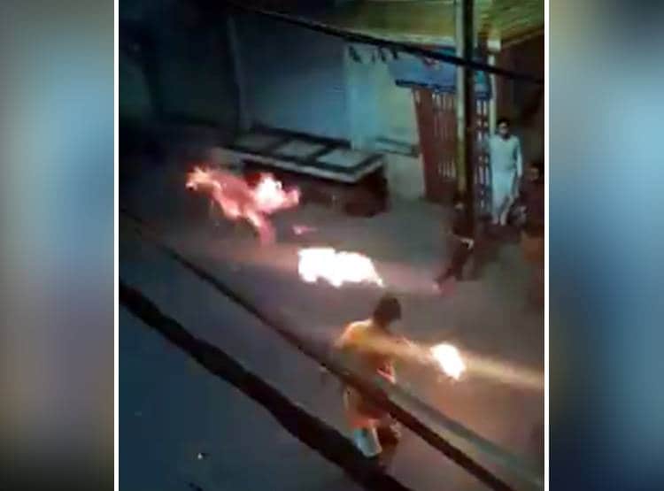 दीये जलाने की जगह मुंह से उगल रहा था आग, दाढ़ी हुई खाक