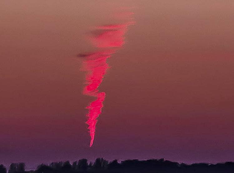 यहां आसमान में दिखा रहस्यमयी आग का गोला, गुलाबी-नारंगी रंग का धुआं