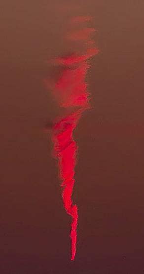 यहां आसमान में दिखा रहस्यमयी आग का गोला, गुलाबी-नारंगी रंग का धुआं