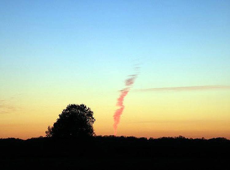 यहां आसमान में दिखा रहस्यमयी आग का गोला, गुलाबी-नारंगी रंग का धुआं