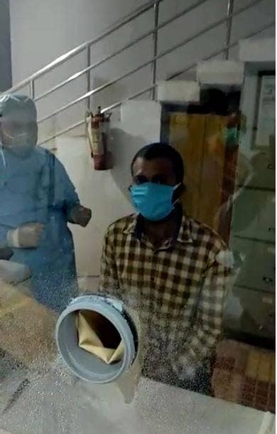 ऐसे लिया जाता है कोरोना टेस्ट के लिये सैंपल! वीडियो वायरल