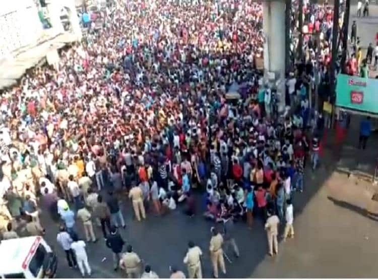 एक अफवाह और टूटा लॉकडाउन, बांद्रा स्टेशन पहुंचे हजारों मजदूर