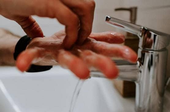 घर में एंट्री करते वक्त जरूर करें ये 8 काम, दूर रहेगा कोरोना