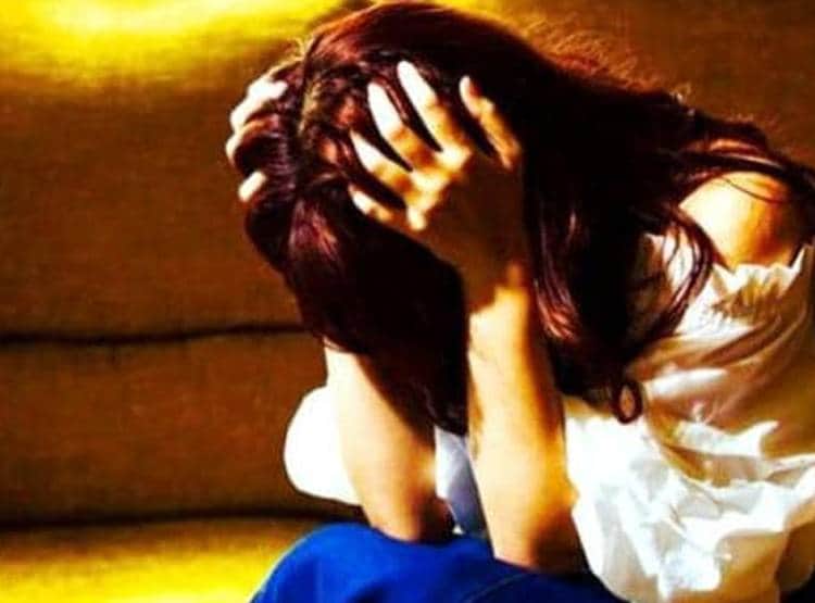 लॉकडाउन में रात को बाहर निकली छात्रा, रेलवे कर्मी ने गैंगरेप कर वीडियो बनाया