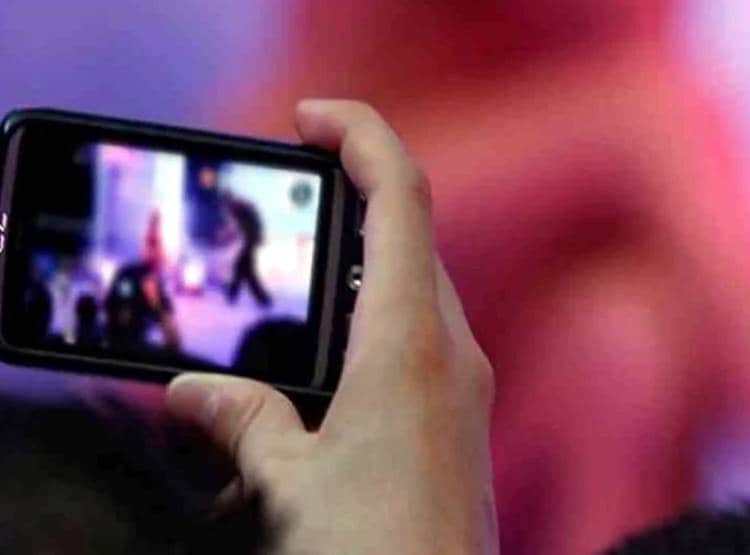 लॉकडाउन में रात को बाहर निकली छात्रा, रेलवे कर्मी ने गैंगरेप कर वीडियो बनाया