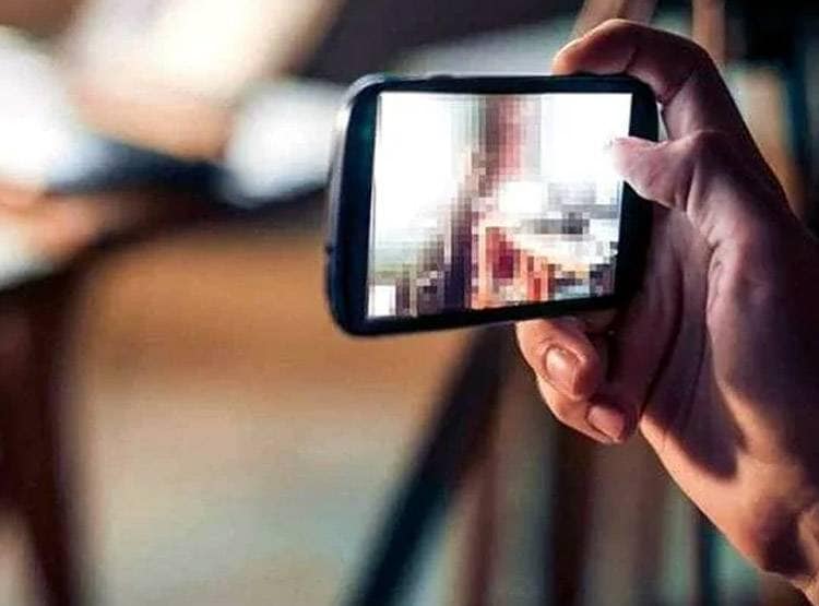 लॉकडाउन में रात को बाहर निकली छात्रा, रेलवे कर्मी ने गैंगरेप कर वीडियो बनाया