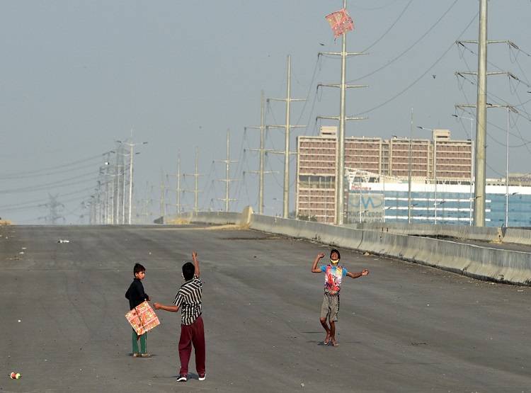 कोरोना काल में दुनिया का हाल... देखें एक वायरस से जंग ने दिखाए कैसे-कैसे रंग!