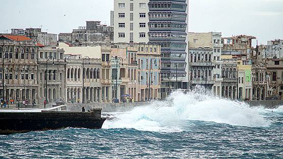 कोरोना, सूखा और तूफान से अमेरिका खस्ताहाल, ट्रंप पर बड़ी आफत