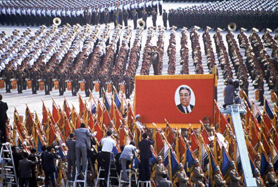 नॉर्थ कोरिया या साउथ कोरिया, जानिए कौन किससे दो हाथ आगे