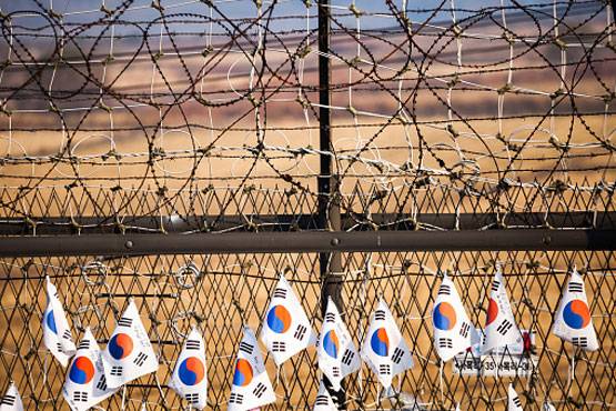 नॉर्थ कोरिया या साउथ कोरिया, जानिए कौन किससे दो हाथ आगे