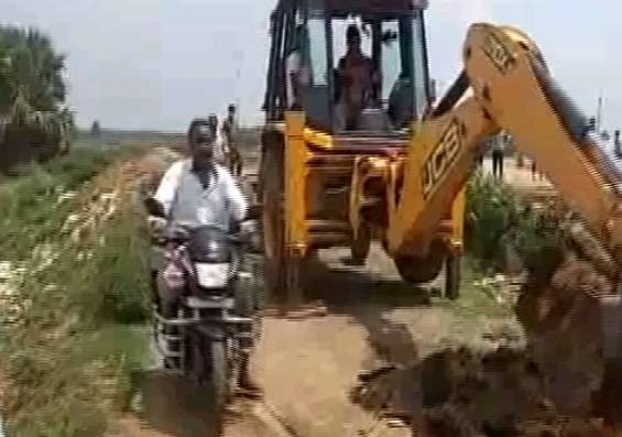 लॉकडाउन के पालन का अनोखा तरीका, सड़कों पर खोद दिए गड्ढे