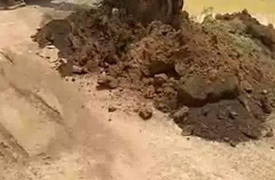 लॉकडाउन के पालन का अनोखा तरीका, सड़कों पर खोद दिए गड्ढे