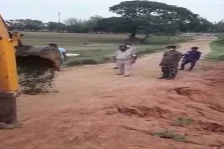 लॉकडाउन के पालन का अनोखा तरीका, सड़कों पर खोद दिए गड्ढे