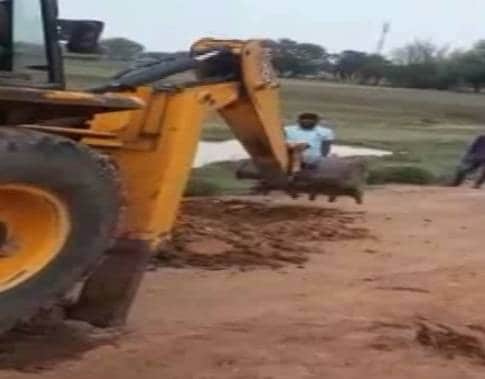 लॉकडाउन के पालन का अनोखा तरीका, सड़कों पर खोद दिए गड्ढे