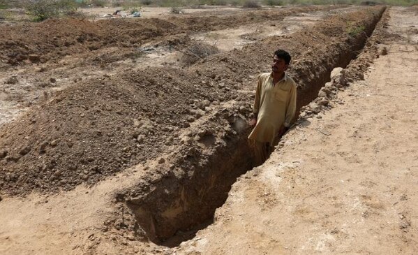 कोरोना: पाकिस्तान ने 80 एकड़ जमीन पर क्यों बनाया नया कब्रिस्तान?