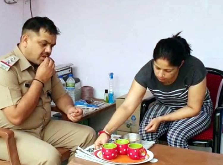 इंस्पेक्टर की पत्नी ने काटे पति के बाल, सोशल मीडिया पर वीडियो हुआ वायरल