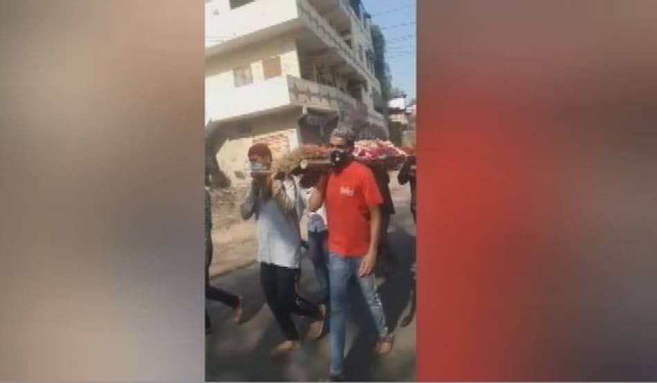 नहीं थे अंतिम संस्कार के पैसे, मुस्लिम भाइयों ने दिया हिंदू महिला को कंधा