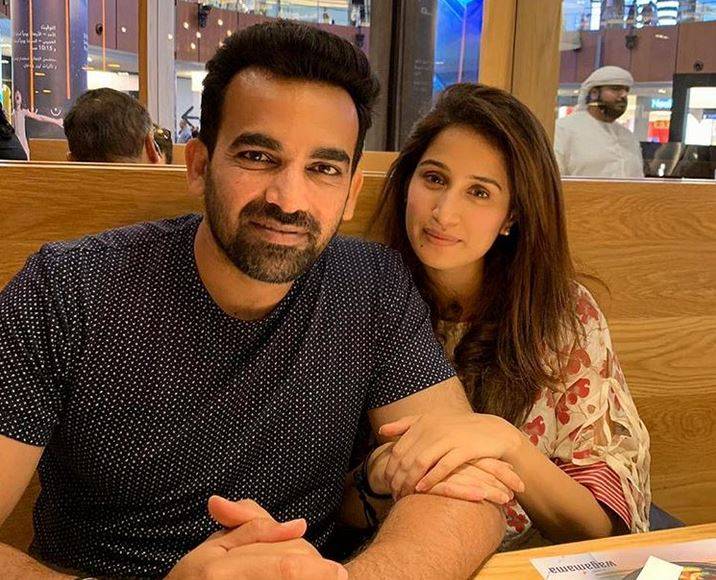 जहीर खान ने वाइफ सागरिका संग जलाए दीये, लोग याद दिलाने लगे धर्म