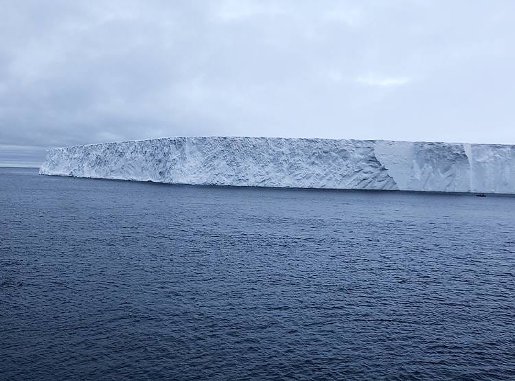 टूट रहा है दुनिया का दूसरा सबसे बड़ा बर्फ का पहाड़, तैर रहा समुद्र में खतरा