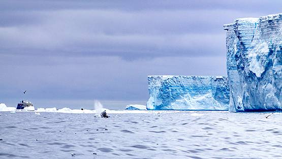 टूट रहा है दुनिया का दूसरा सबसे बड़ा बर्फ का पहाड़, तैर रहा समुद्र में खतरा