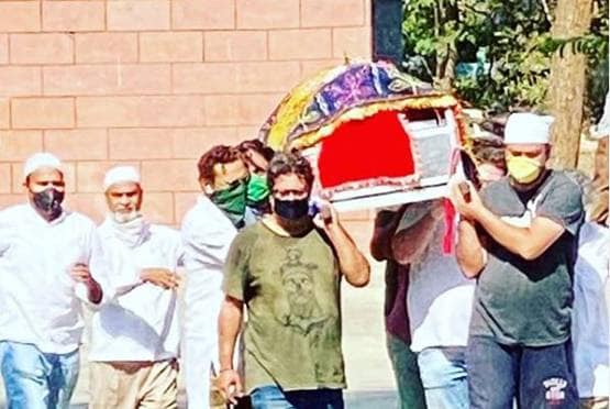 लॉकडाउन के बीच इरफान खान के जनाजे में पहुंचे ये बॉलीवुड सितारे