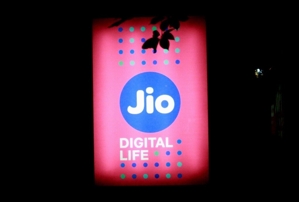 कोरोना से लड़ाई के बीच JioPhone यूजर्स को कंपनी का तोहफा, यहां जानें