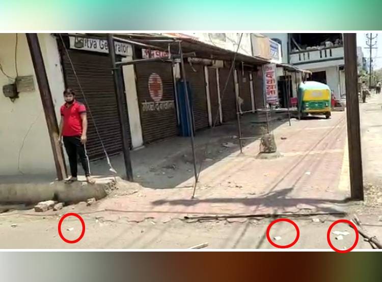 सड़क पर पड़े थे 200-500 के कई नोट, हाथ लगाने से डरते रहे लोग