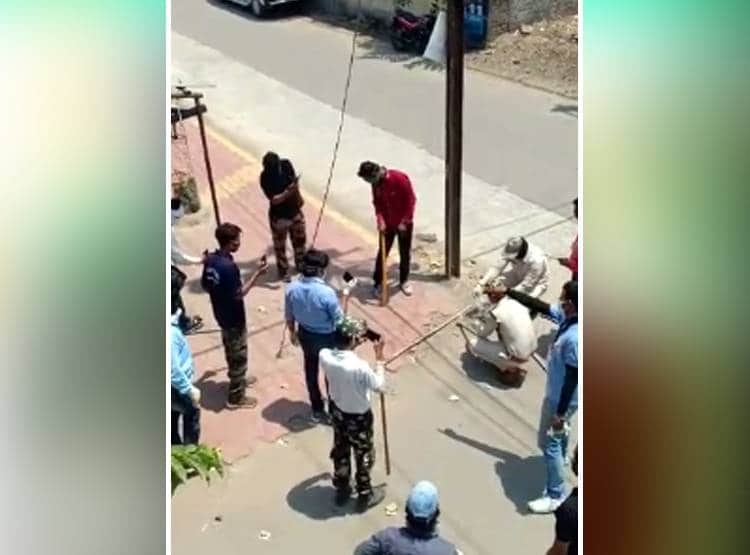 सड़क पर पड़े थे 200-500 के कई नोट, हाथ लगाने से डरते रहे लोग