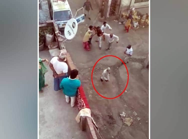 लॉकडाउन में जमाए थे मजमा, पुलिस ने टोका तो दौड़ा-दौड़ाकर पीटा, वीडियो वायरल