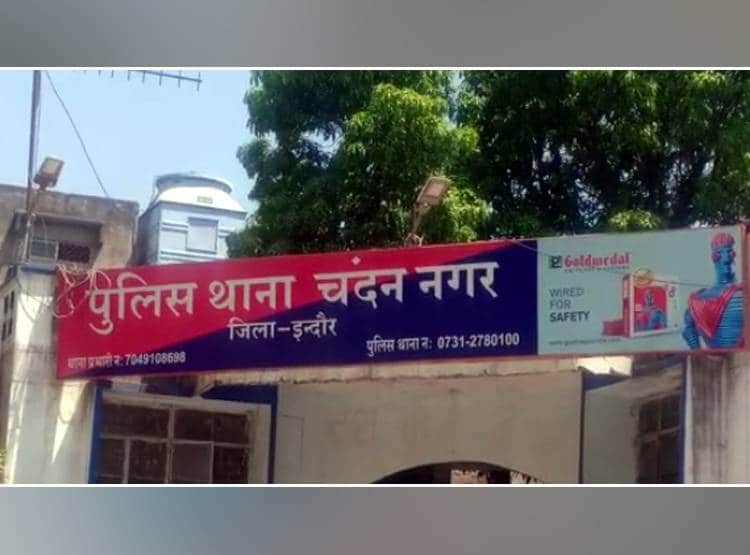 लॉकडाउन में जमाए थे मजमा, पुलिस ने टोका तो दौड़ा-दौड़ाकर पीटा, वीडियो वायरल